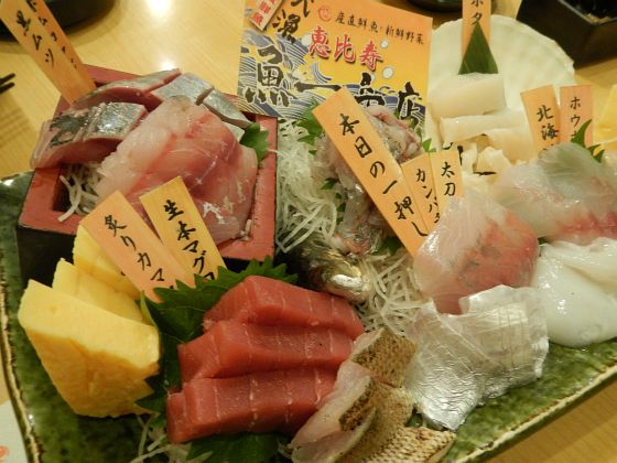 刺し盛りは関西は活かり、関東は旨みと恵比寿 魚一商店で