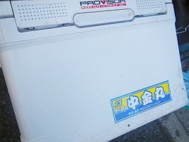 念願の船宿ステッカーをもらえたので早速クーラーに貼った