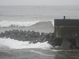 干潮でテトラにここまで波が乗ると穴釣りも無理かな？