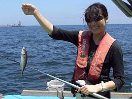 アジの釣り方だけでなく干物の作り方も教えてくれる釣り教室