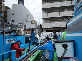 折れた竿とサメを持ってしょぼーん(´･ω･`)な東京湾の釣り納め