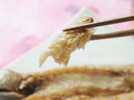 釣らぬカマスの干物算用？　片袖開きで美味しそうに干す