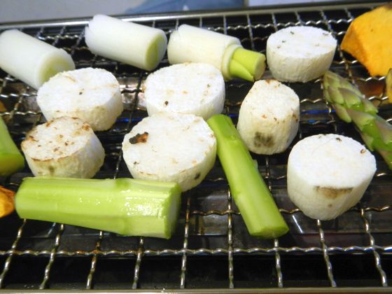 「炉ばた焼き器 炙り家」到着。焼き鳥＆魚串にこりゃハマる