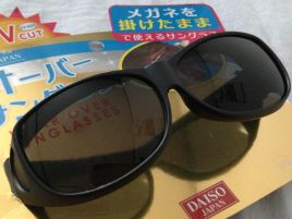夏になると眼球がジンジン。オーバーサングラスを100円で