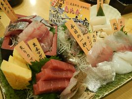 刺し盛りは関西は活かり、関東は旨みと恵比寿 魚一商店で