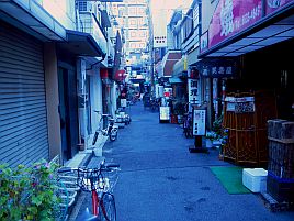 雑然とした路地の老舗寿司屋あばらやで大人のドキドキを