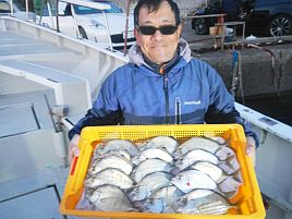 午前は船中1匹の報に暗澹とするもカイワリ15匹でえっへん