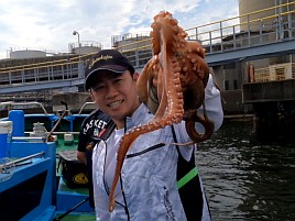 タコを釣ったらキャーキャー騒ぐへたれなおっさんが8杯♪