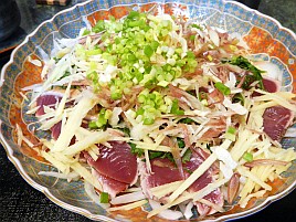 さっぱり夏カツオは薬味たっぷりタタキで食うのが最高だね