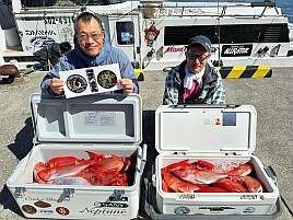 式根島キンメでシールもらってドヤッ顔で写真に納まったよ