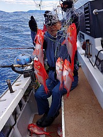 式根島キンメでシールもらってドヤッ顔で写真に納まったよ