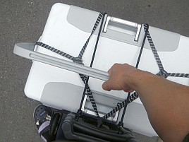 荷台用ゴムひもを買ったらデカいクーラーの取り付けが安定