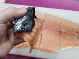 ふるさと納税で身が少しついている釣りエサ用「鮭の皮」!!