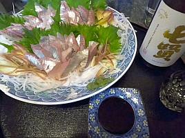 カイワリ刺し4匹分ドカ食い。この瞬間のために釣りしてる