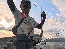 数釣りシーズンのはずが大苦戦。夕マヅメ勝負でカイワリ8匹